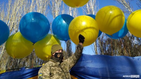 В небе над оккупированными территориями взвился огромный флаг Украины В небе над оккупированными территориями взвился огромный флаг Украины