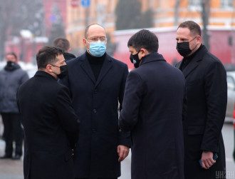 В Офисе президента раздумывают о партии в пару к Слуге народа - СМИ
В Офисе президента раздумывают о партии в пару к Слуге народа - СМИ