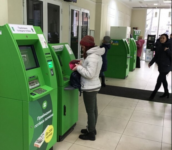 ПриватБанк ставит новые банкоматы и меняет правила снятия наличных