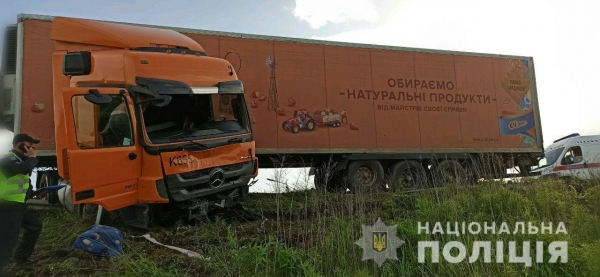На Ривненщине произошло масштабное ДТП с 4 погибшими. Фото 18+
На Ривненщине произошло масштабное ДТП с 4 погибшими. Фото 18+