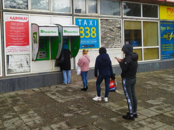 ПриватБанк раздает школьникам по 1000 грн: кто и на каких условиях может получить ПриватБанк раздает школьникам по 1000 грн: кто и на каких условиях может получить