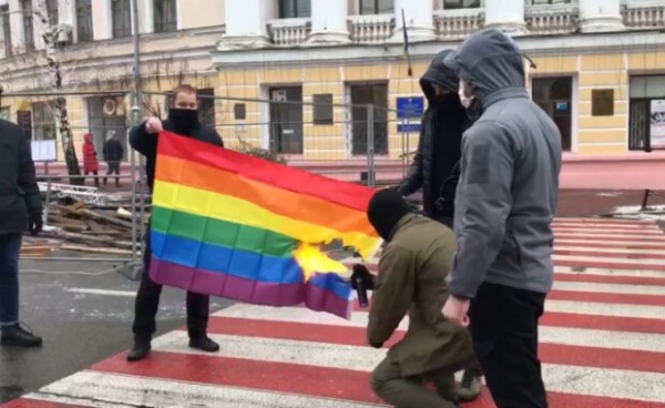 Парни в балаклавах сожгли ЛГБТ-флаг на глазах перепуганных киевлян