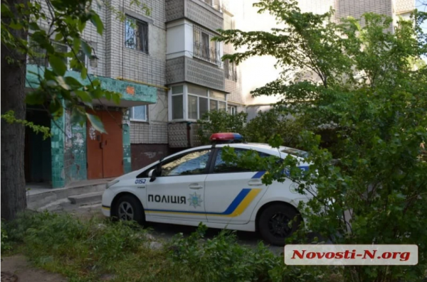 В Николаеве с окна выбросилась пенсионерка, которую не выпускали из дома на карантине. 18+
В Николаеве с окна выбросилась пенсионерка, которую не выпускали из дома на карантине. 18+