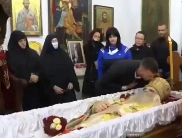 Похороны и поцелуи с "перчиком": умерший от Covid-19 митрополит сможет забрать кого-нибудь "с собой"