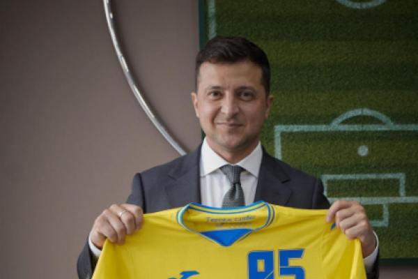 "Крым – это Украина": Зеленский получил форму сборной, из-за которой негодует Россия
"Крым – это Украина": Зеленский получил форму сборной, из-за которой негодует Россия