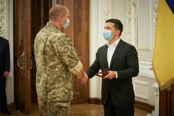 Зеленский огорошил родных погибших защитников обещанием: "Всех вернем: кто жив и нежив" Зеленский огорошил родных погибших защитников обещанием: "Всех вернем: кто жив и нежив"