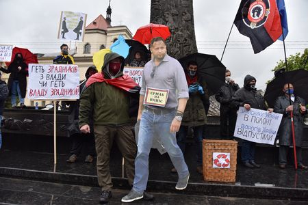 Несмотря на сильный ливень львовяне вышли на акцию «Стоп реванш!» Несмотря на сильный ливень львовяне вышли на акцию «Стоп реванш!»