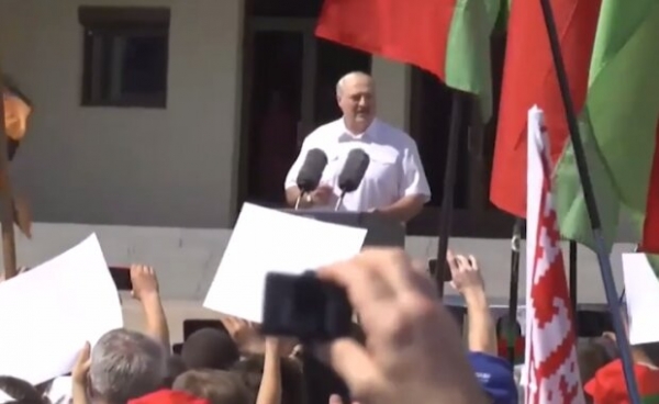 Опальный Лукашенко встал на колени перед белорусами: "Я не виноват" Опальный Лукашенко встал на колени перед белорусами: "Я не виноват"