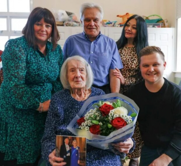 "Ем много фастфуда и люблю выпить виски": 100-летняя британка поделилась своими секретами долголетия "Ем много фастфуда и люблю выпить виски": 100-летняя британка поделилась своими секретами долголетия