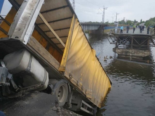 Пока Зеленский рассказывал о новых моста - в воду упала переправа трассы национального значения