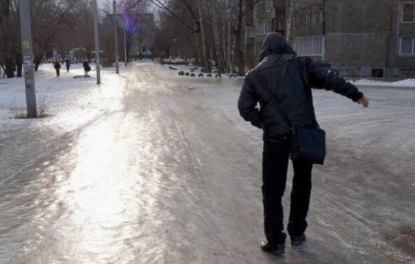 Клей, пластырь и даже колготки помогут сделать обувь устойчивой: лучшие лайфхаки на время гололеда