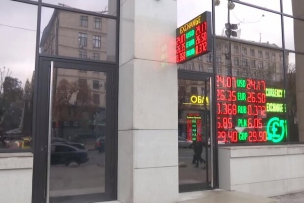 Курс валют на 25 мая - украинцы не поймут, что делать со сбережениями в долларах и евро