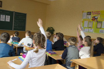 Подростка исключили из школы из-за стрижки, но родители возмущены: всему виной болезнь Подростка исключили из школы из-за стрижки, но родители возмущены: всему виной болезнь