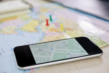 Google "слил" мужчине измену его жены: сидела и гладила другого