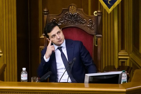 Вопрос к Зеленскому: почему нельзя покупать товары медназначения напрямую, а не втридорога через коммерческие структуры?
Вопрос к Зеленскому: почему нельзя покупать товары медназначения напрямую, а не втридорога через коммерческие структуры?