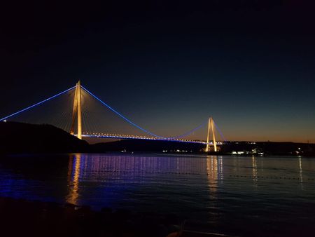 В Стамбуле мосты через Босфор подсветили цветами украинского флага В Стамбуле мосты через Босфор подсветили цветами украинского флага