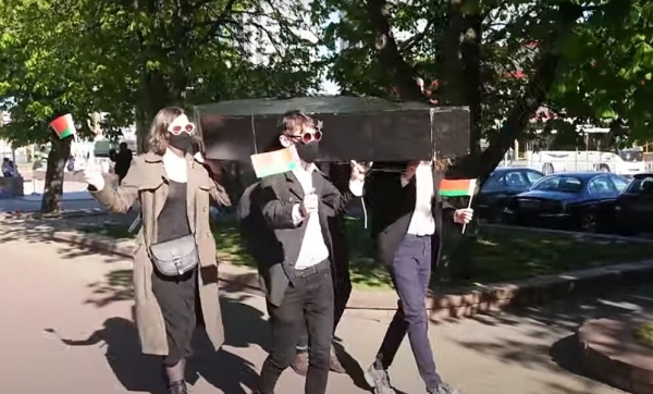 В Минске на репетиции парада станцевали с гробом. Фото и видео
В Минске на репетиции парада станцевали с гробом. Фото и видео