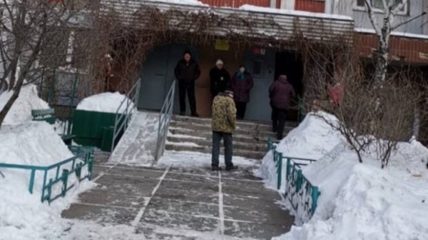 В Киеве школьница выпала с 16-го этажа, врачи оказались безсильны В Киеве школьница выпала с 16-го этажа, врачи оказались безсильны