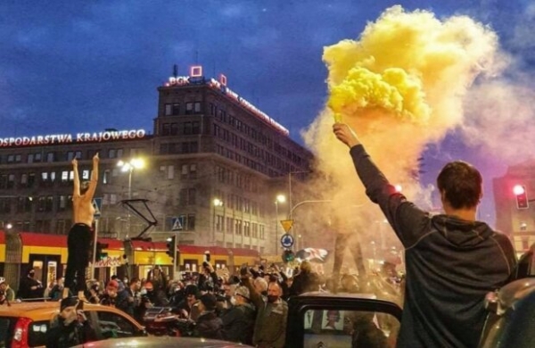 "Уеб*вайте!": Польша восстала, миллионы недовольных уже на улице — копы перешли на слезоточивый газ "Уеб*вайте!": Польша восстала, миллионы недовольных уже на улице — копы перешли на слезоточивый газ