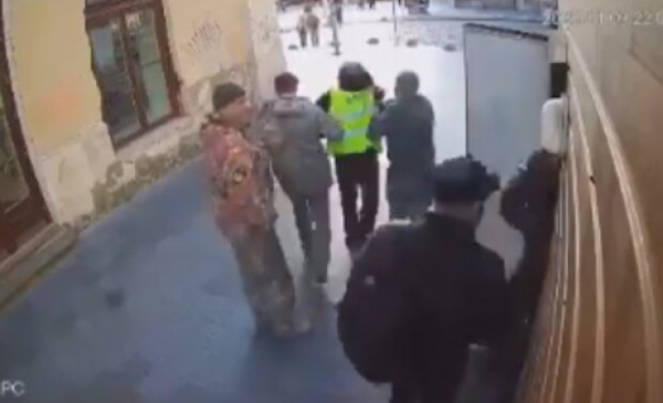 Вытащили прямо с рабочего места: толпа военкомов мобилизовала парковщика со стула Вытащили прямо с рабочего места: толпа военкомов мобилизовала парковщика со стула