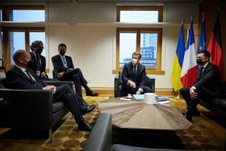 Зеленский, Шольц и Макрон договорились по решению конфликта на Донбассе и обратились к России
Зеленский, Шольц и Макрон договорились по решению конфликта на Донбассе и обратились к России