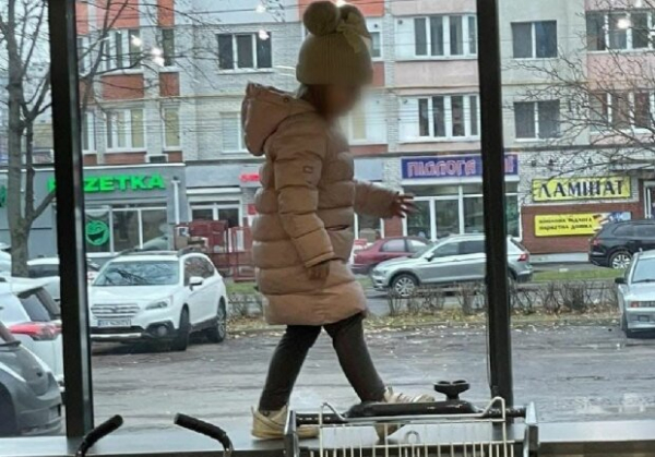 "Це ж дитинка": девочка разгуливала по продуктовому прилавку на глазах у родителей и охраны "Це ж дитинка": девочка разгуливала по продуктовому прилавку на глазах у родителей и охраны