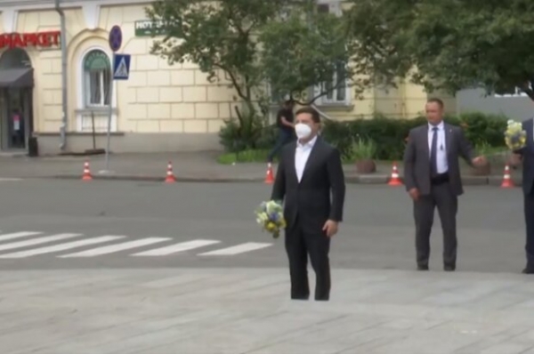 Везде охрана – Зеленский с цветами просто посреди столичной улицы устроил яркое зрелище Везде охрана – Зеленский с цветами просто посреди столичной улицы устроил яркое зрелище
