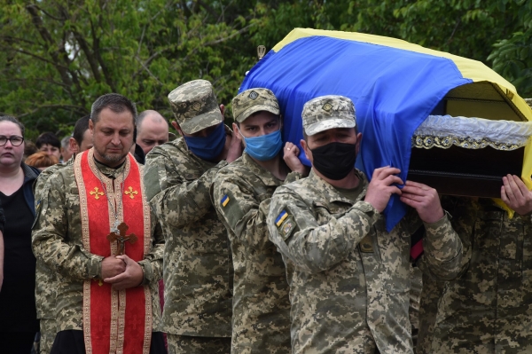 В Павлограде простились с убитым на Донбассе воином ВСУ. Фото 18+
В Павлограде простились с убитым на Донбассе воином ВСУ. Фото 18+