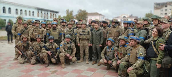Зеленский прибыл в Изюм и вместе с ВСУ поднял флаг Украины
