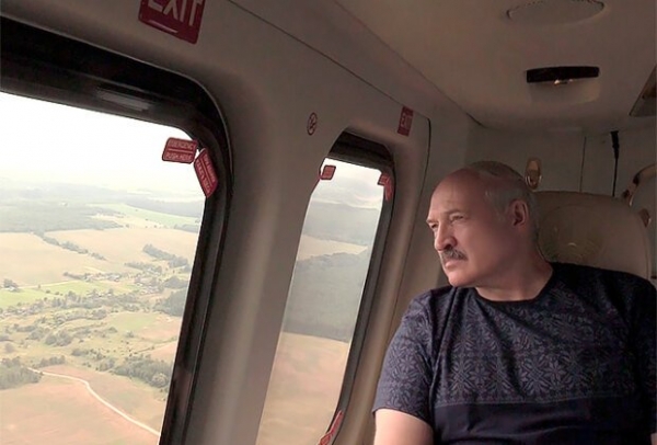 После протестов в Беларуси возле резиденции Лукашенко засекли вертолет: "бацька" сбежал? После протестов в Беларуси возле резиденции Лукашенко засекли вертолет: "бацька" сбежал?