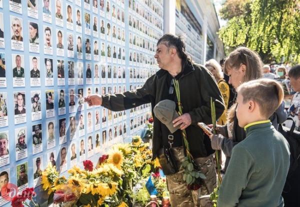 В Киеве возле Михайловского Златоверхого отдают дань памяти погибшим героям В Киеве возле Михайловского Златоверхого отдают дань памяти погибшим героям