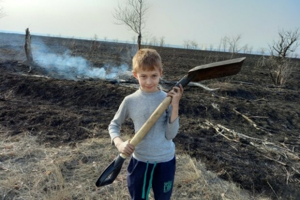 6-летний герой с отцом спасли село от пожара: продолжали бороться, когда поплавилась обувь