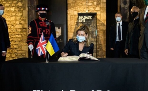 Вояж Зеленских в Турцию: элегантная первая леди показала украинскую изюминку всему миру Вояж Зеленских в Турцию: элегантная первая леди показала украинскую изюминку всему миру