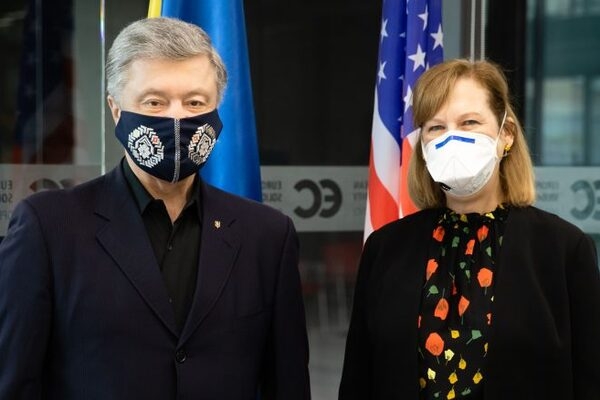 
Порошенко обсудил с временным поверенным США в Украине противодействие агрессии России
 