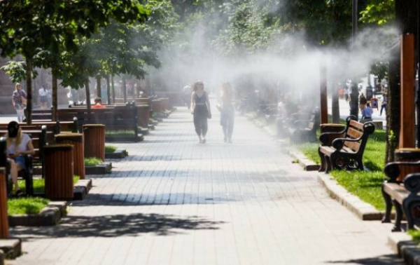 Жара сведет украинцев с ума: не ешьте жирное, внедрите SPF 30+, наденьте длинные рукава, 10 лайфхаков по спасению летом Жара сведет украинцев с ума: не ешьте жирное, внедрите SPF 30+, наденьте длинные рукава, 10 лайфхаков по спасению летом
