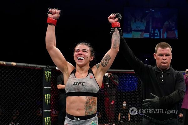 "Какой кайф": девушке-бойцу UFC Клаудии Гаделье залили воду в трусы во время боя
"Какой кайф": девушке-бойцу UFC Клаудии Гаделье залили воду в трусы во время боя