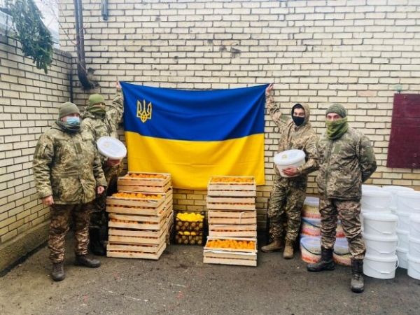 Военные на востоке встречают первые тонны праздничного оливье: "Мы вас любим!" Военные на востоке встречают первые тонны праздничного оливье: "Мы вас любим!"