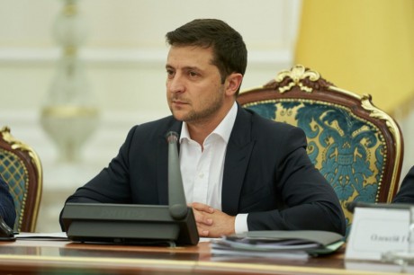 Зеленский одобрил повышение надбавки на уход лицам с инвалидностью с детства Зеленский одобрил повышение надбавки на уход лицам с инвалидностью с детства