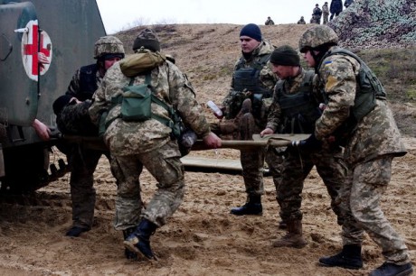 В Днепр эвакуировали пять раненых военных из района ООС В Днепр эвакуировали пять раненых военных из района ООС
