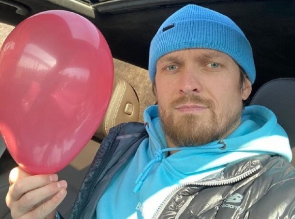 Александр Усик на онлайн-уроке рассказал детям о космосе и оружии