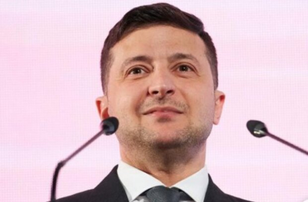 В шапке с балабончиком и за ручки: украинцы нарыли любопытное фото Владимира Зеленского из прошого В шапке с балабончиком и за ручки: украинцы нарыли любопытное фото Владимира Зеленского из прошого
