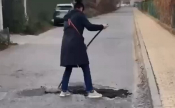 Украинка раскопала яму, которую за свой счет залатал неравнодушный мужчина: "Ежедневно подвергаюсь опасности" Украинка раскопала яму, которую за свой счет залатал неравнодушный мужчина: "Ежедневно подвергаюсь опасности"