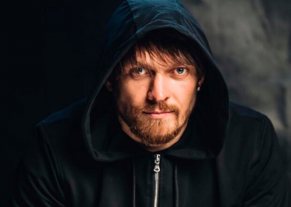 Александр Усик вернулся на 30 лет назад и показал красавицу-жену: "Женщинам нравятся эти усы"
