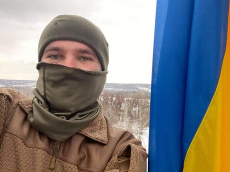 Боец из Винницы установил на вышке перед оккупированным Луганском флаг Украины
