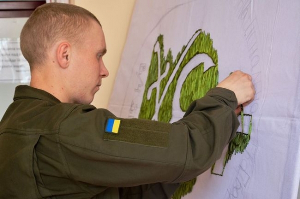 В Виннице боец Нацгвардии вышил полутораметровый герб города В Виннице боец Нацгвардии вышил полутораметровый герб города