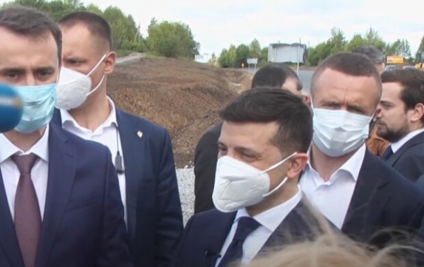 История с "рабочей бабой" набирает обороты - украинцам показали, как у Зеленского пытаются замять скандал История с "рабочей бабой" набирает обороты - украинцам показали, как у Зеленского пытаются замять скандал