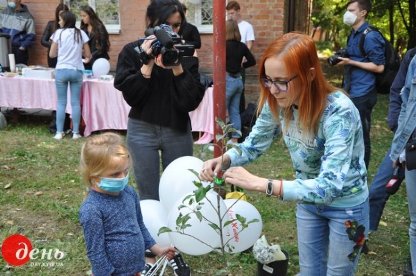 В Виннице люди, которые живут с трансплантированными органами, высадили молодые деревья в знак благодарности своим донорам В Виннице люди, которые живут с трансплантированными органами, высадили молодые деревья в знак благодарности своим донорам