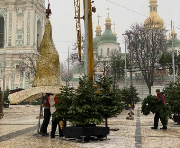 Не год, а шляпа: на Софиевскую площадь вернулся скандальный "атрибут" 2020
