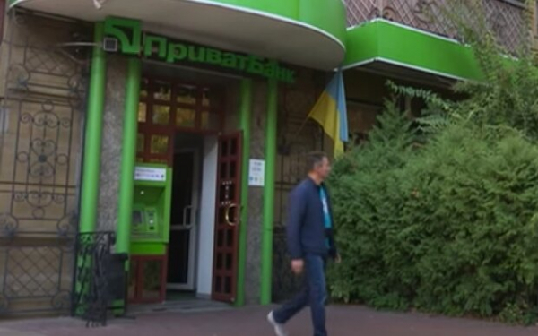 Клиенты жалуются, что ПриватБанк не принимает долларовые купюры, которые сам и продает: "Это какое-то самоуправство" Клиенты жалуются, что ПриватБанк не принимает долларовые купюры, которые сам и продает: "Это какое-то самоуправство"