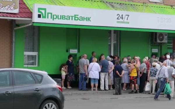 "Как с ними бороться?": клиентка "ПриватБанка" утверждает, что счет с 13400 грн не разблокируют, а в банке никак не реагируют "Как с ними бороться?": клиентка "ПриватБанка" утверждает, что счет с 13400 грн не разблокируют, а в банке никак не реагируют